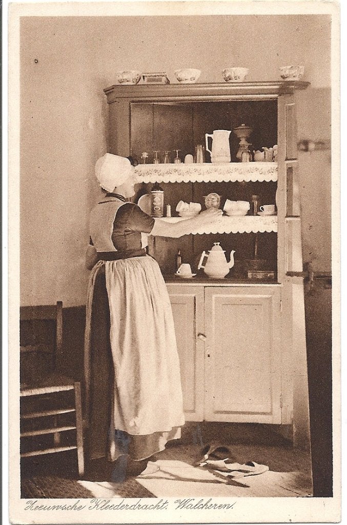 Aagtekerke Opoe Wisse-Minderhout maakt de kast schoon, Verzenden, 1920 tot 1940, Ongelopen, Zeeland