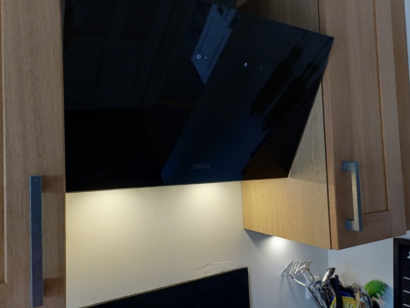 Zanussi afzuigkap - Zwart, 60 cm, Wandschouwkap.  6 mnd, Ophalen, 200 tot 400 m³ per uur, Wandschouwkap, Motor