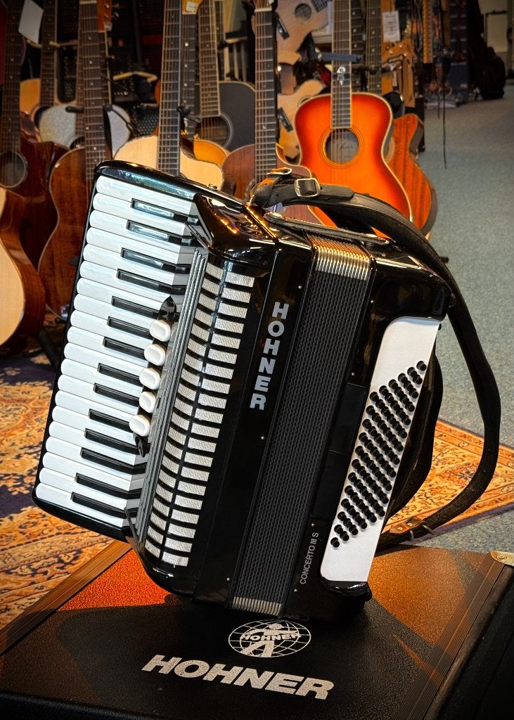 Hohner Concerto IIIs accordeon incl originele koffer, 72-bas, Met koffer, Zo goed als nieuw, Hohner