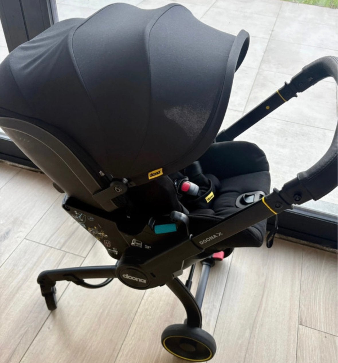 Doona X Black + Isofix Base |< 3 maanden gebruikt | Compleet, Ophalen of Verzenden, Zo goed als nieuw, Met autostoeltje, Kinderwagen