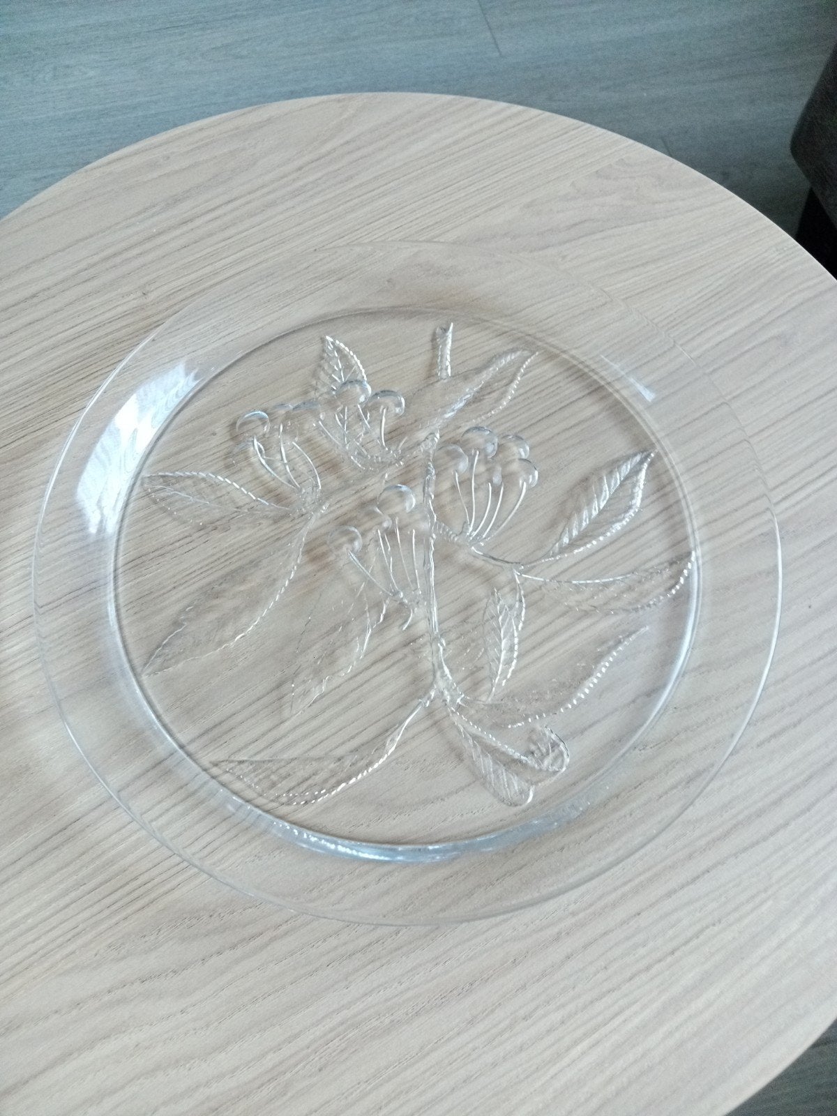 Glazen schaal met bladmotief - 32 cm doorsnede, Ophalen of Verzenden, Overige stijlen, Glas, Schaal of Schalen