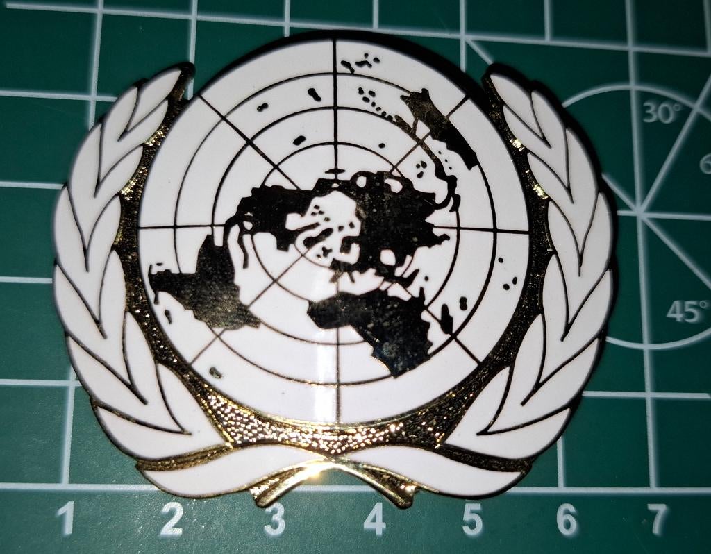 UN - Insignia Cap Badge - Single Safety Pin, Verzenden, Landmacht, Nederland, Embleem of Badge