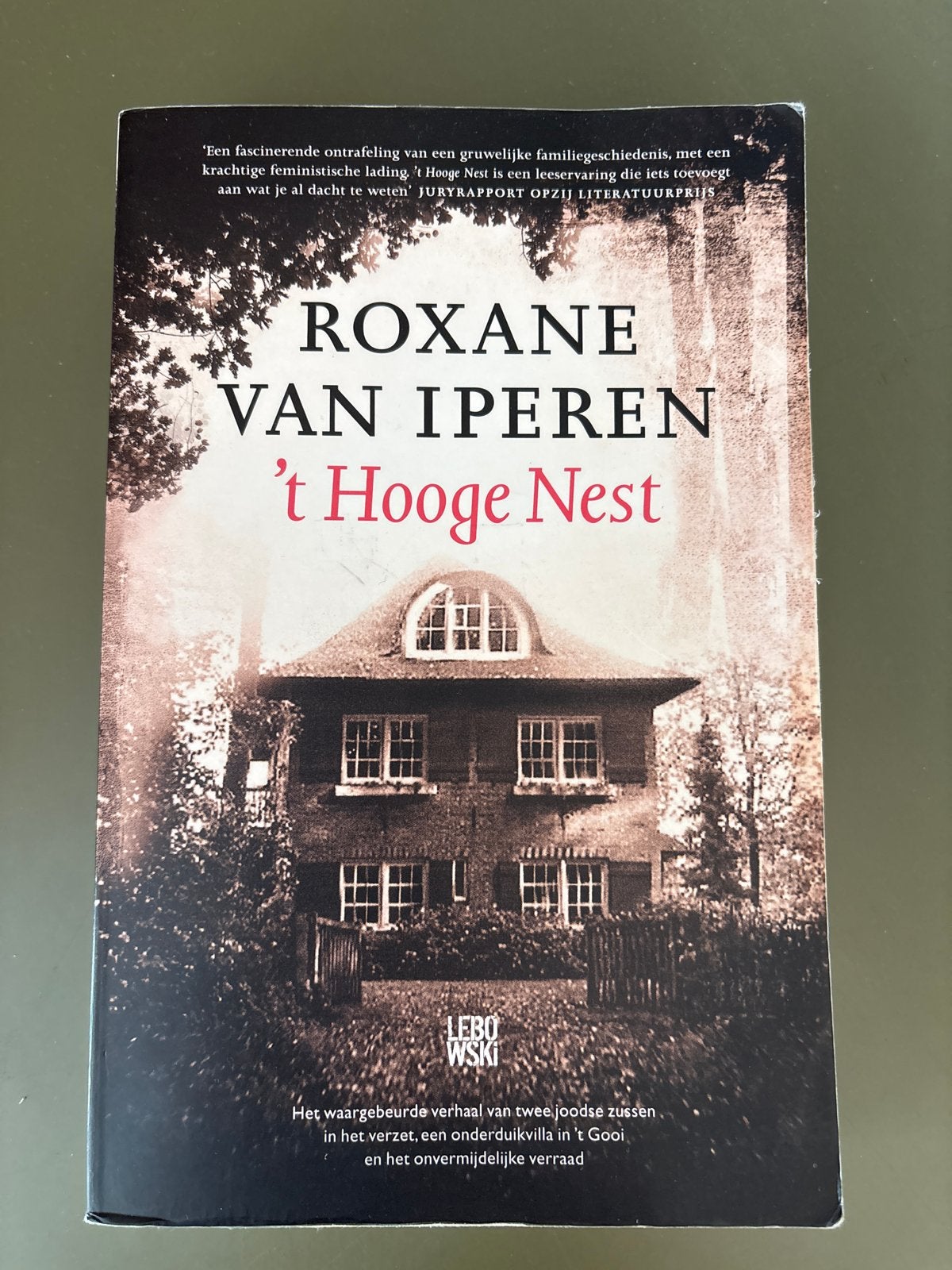 Roxane van Iperen - 't Hooge Nest (Paperback), Ophalen of Verzenden, Gelezen, Nederland
