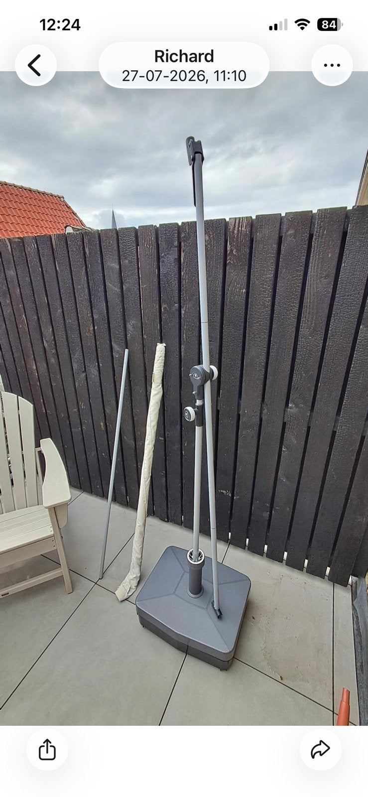 Parasol met voet, Ophalen, Zo goed als nieuw