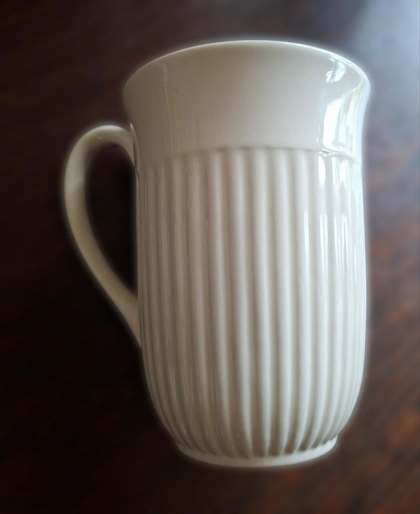 Wedgwood mokken/ bekers, roomwit, met oor., Huis en Inrichting, Keuken | Servies, Verzenden, Zo goed als nieuw, Wedgwood, Kop(pen) en/of Schotel(s)