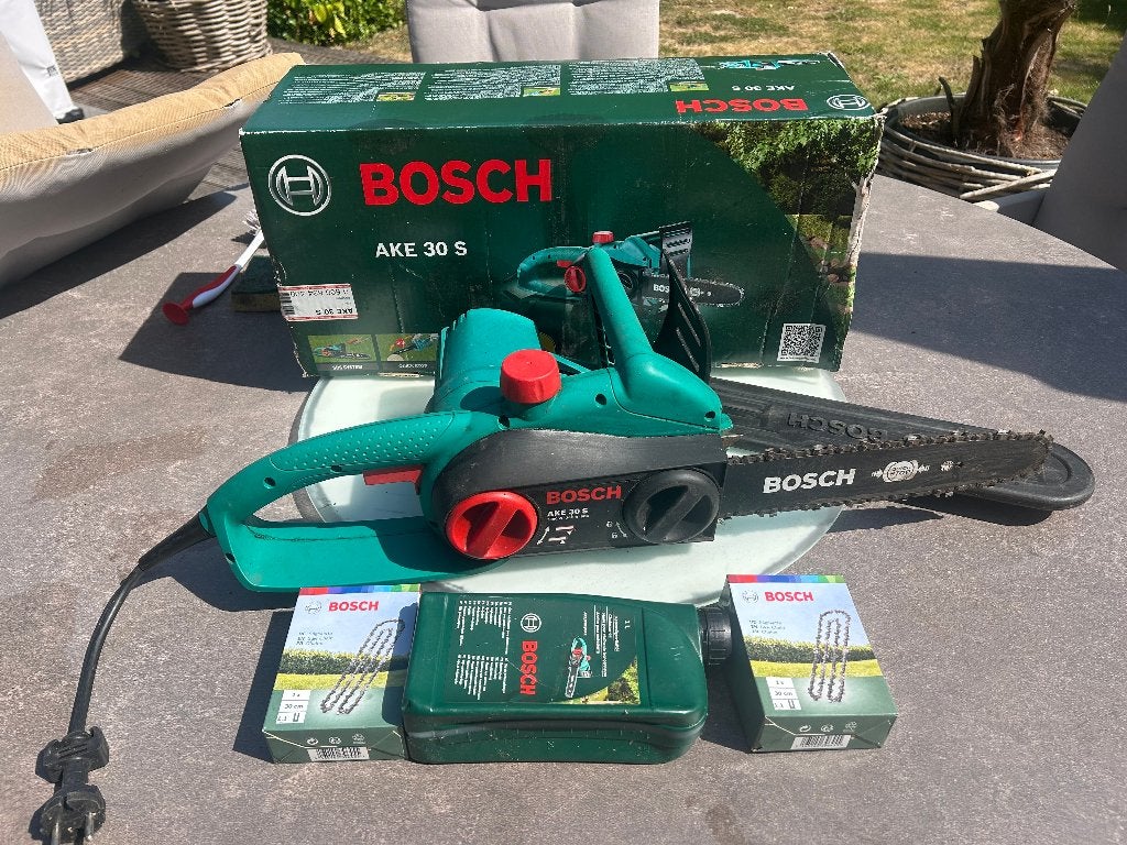 Bosch AKE 30 S Kettingzaag + olie en 2 extra kettingen, Gebruikt, Kettingzaag, Ophalen of Verzenden, 30 tot 70 mm