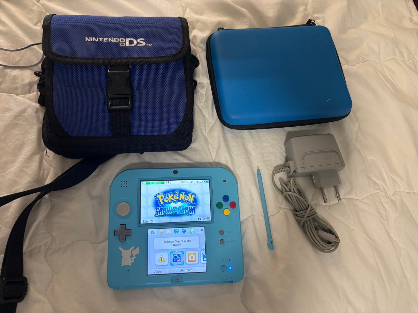 Nintendo 2DS Pokémon Sun/Moon Editie + Stylus, Lader, hoesje, Spelcomputers en Games, Spelcomputers | Nintendo 2DS en 3DS, Ophalen of Verzenden
