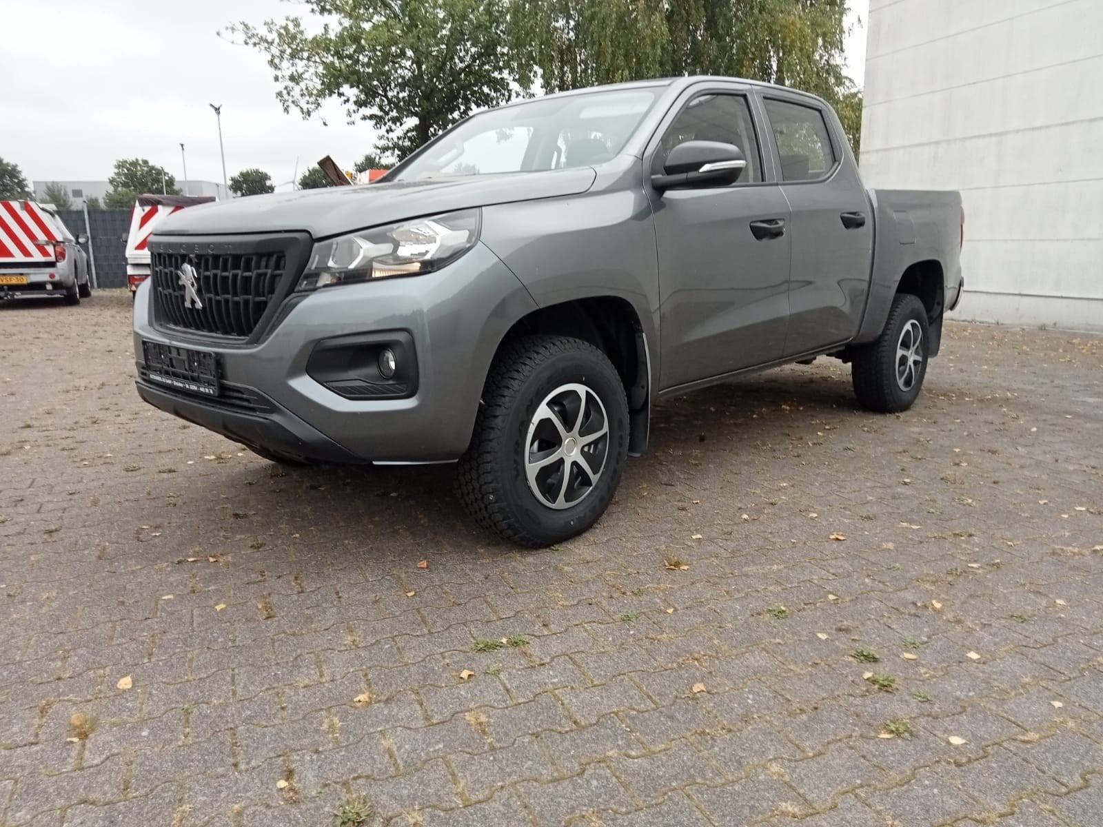 PEUGEOT LANDTREK 2.4I 4WD DC 5 ZITTER DEMO 1400KM 2025, Auto's, Stof, 4 cilinders, Bedrijf, Handgeschakeld