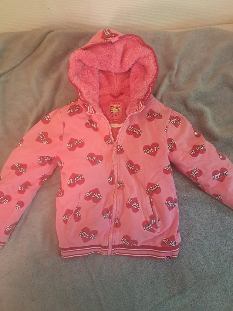 Mooi roze vest met capuchon en 'LOVE 78' print, maat 128/134, Meisje, Ophalen of Verzenden, Zo goed als nieuw, Z8