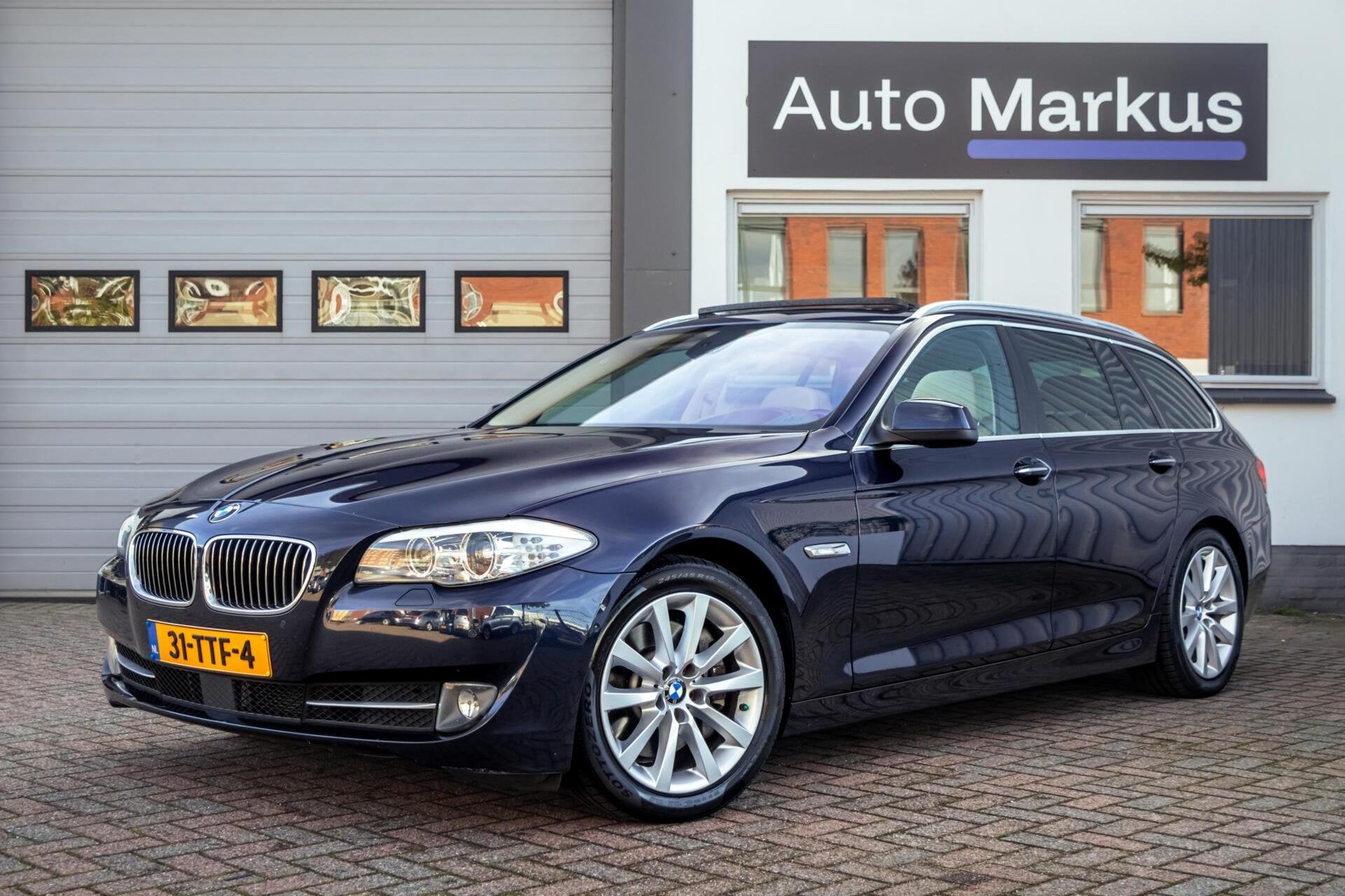 BMW 5-serie Touring 528xi High Executive|ACC|HUD|360|Softclo, Automaat, Gebruikt, 4 cilinders, Blauw