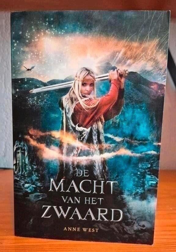 Anne West - De macht van het zwaard, Ophalen of Verzenden, Zo goed als nieuw, Anne West
