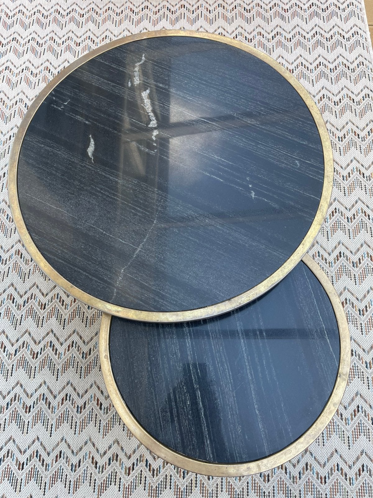 Set van 2 metalen tafeltjes met zwart marmeren blad, Ophalen, Gebruikt, Rond, 50 tot 100 cm