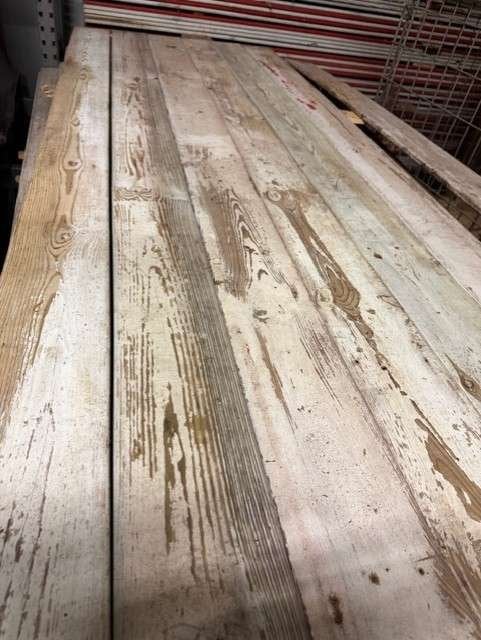 Geborsteld sloophout met verfresten wit/rood unieke plank, Ophalen of Verzenden, Gebruikt, 180 tot 250 cm, Planken