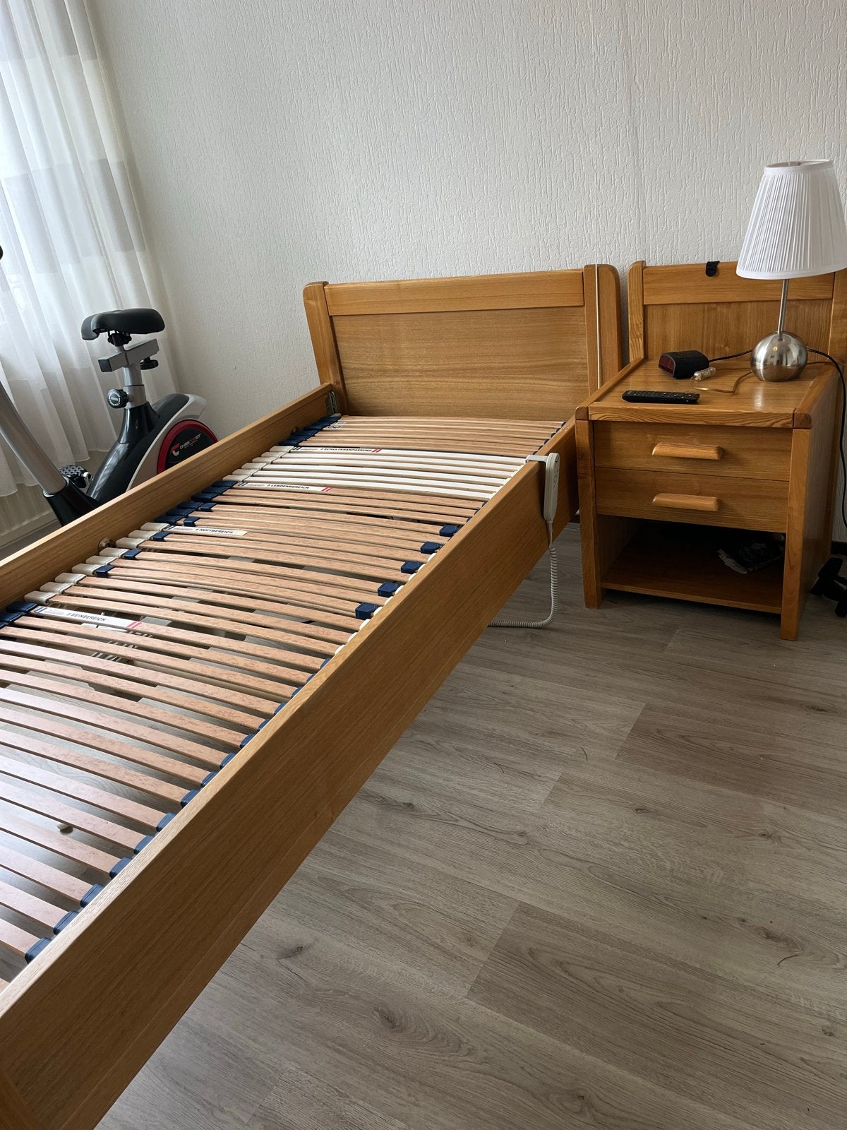 Senioren bed met verstelbare lattenbodem en nachtkastje, Ophalen, 90 cm, Eenpersoons, Bruin
