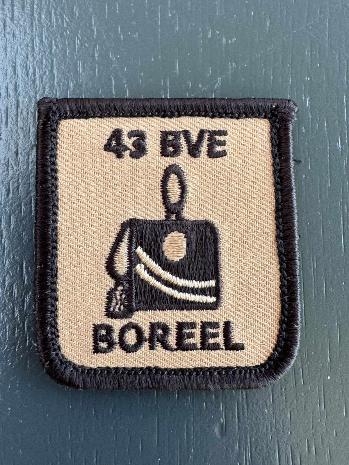 KL Borstembleem uitzending 43 BVE, H. van Boreel, Verzamelen, Ophalen of Verzenden, Landmacht, Nederland, Embleem of Badge