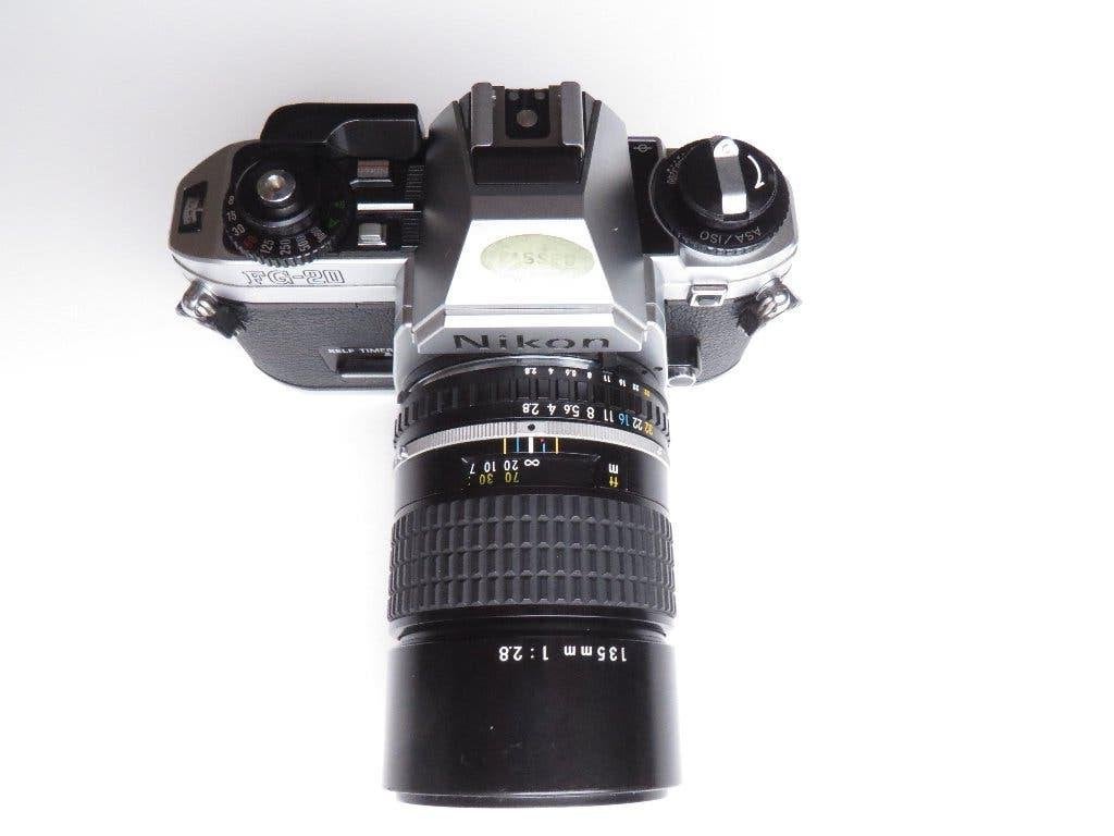 Nikon FG -20 + Nikon *135mm F2.8/E, Audio, Tv en Foto, Fotocamera's Analoog, Verzenden, Zo goed als nieuw, Spiegelreflex, Nikon