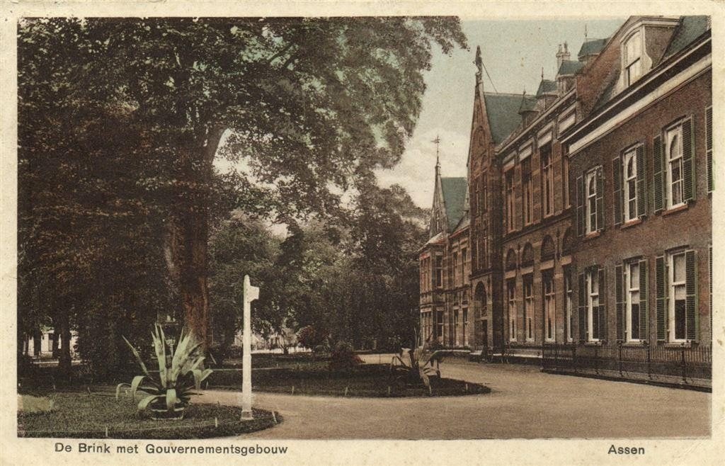 De Brink met Gouvernementsgebouw - Assen - 1930 gelopen, Ophalen of Verzenden, 1920 tot 1940, Gelopen, Drenthe