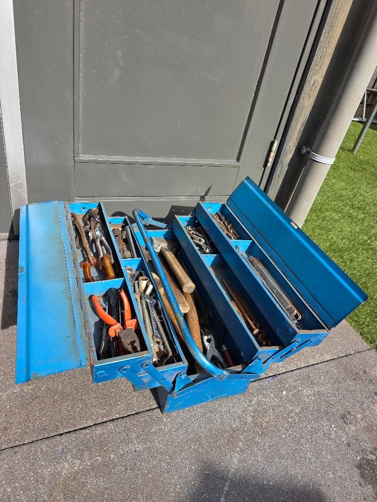 Foto 4 van Vintage blauwe gereedschapskist gevuld met handgereedschap