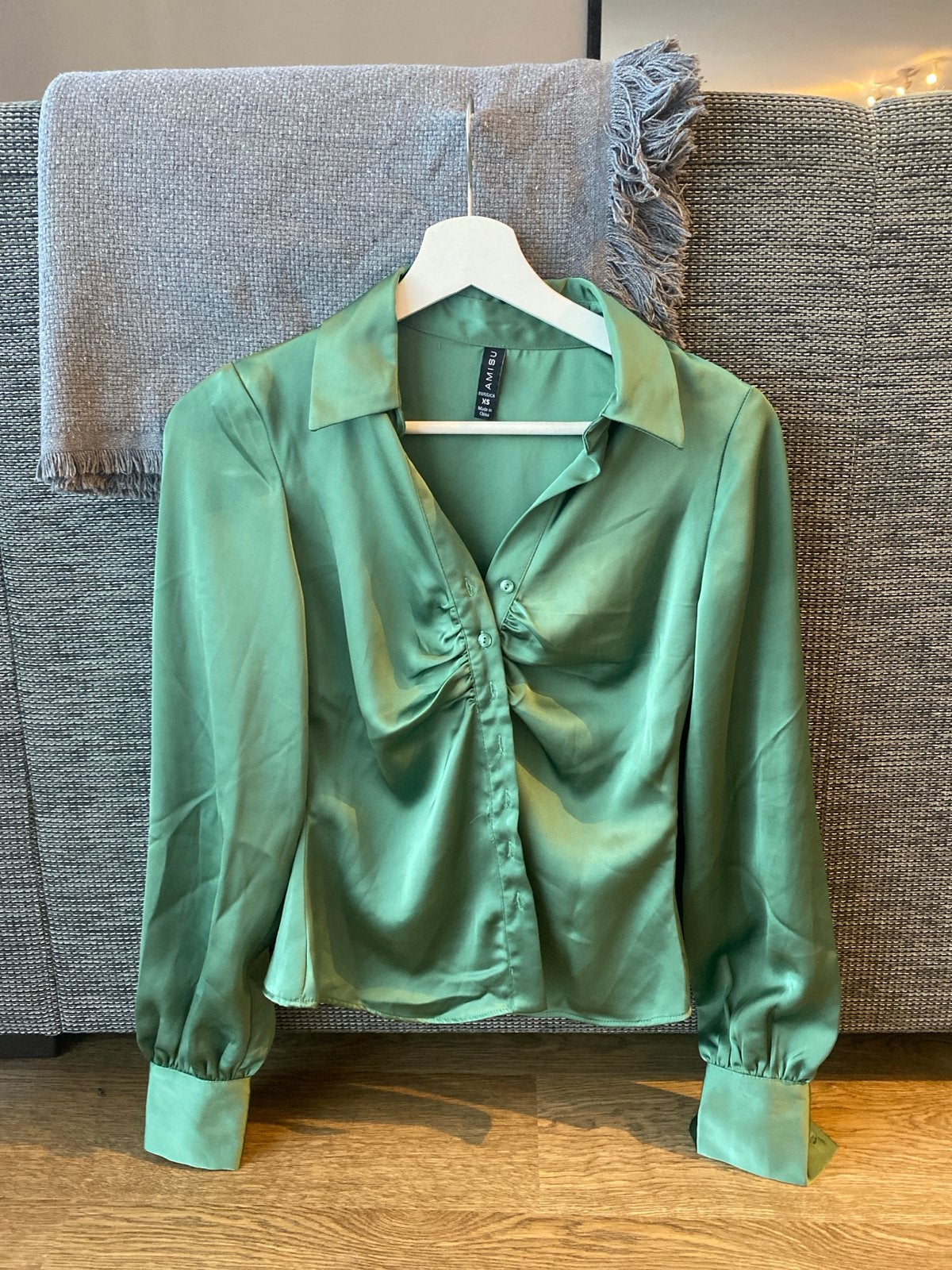 Satijnen blouse met knoopjes en ruches - Amisu, Kleding | Dames, Ophalen of Verzenden, Zo goed als nieuw, Maat 36 (S), Groen