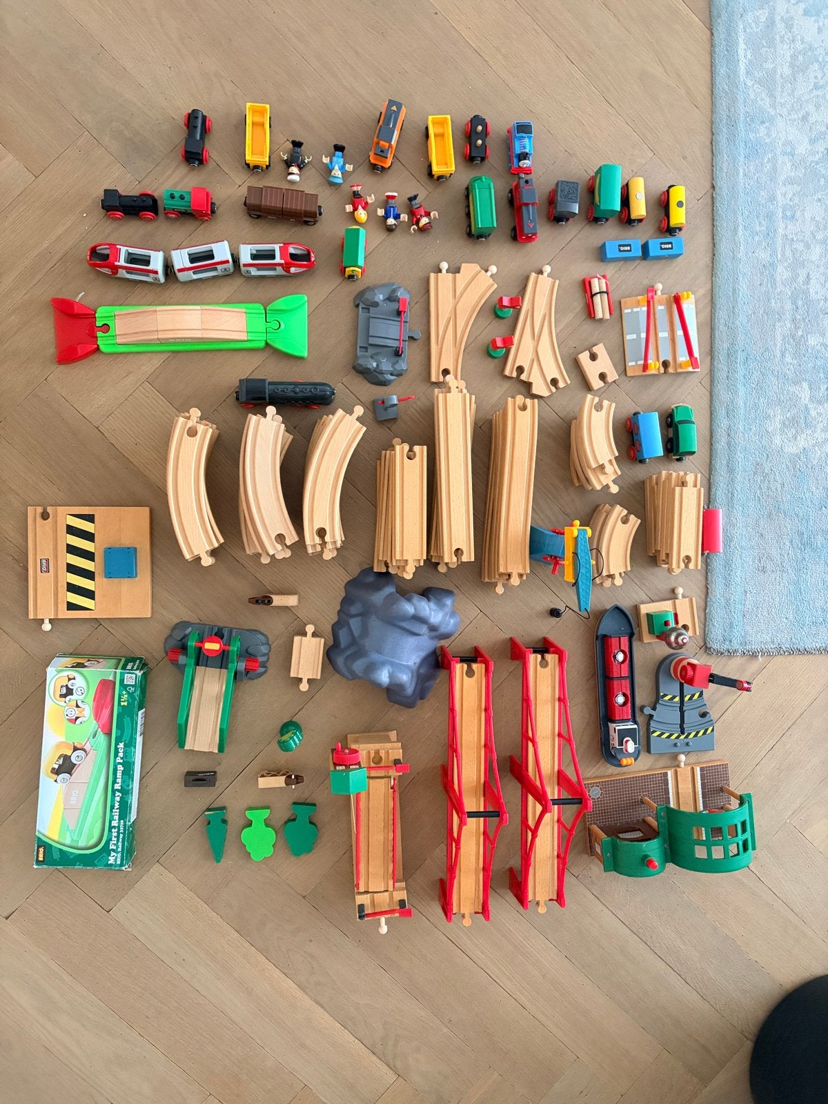 Grote Brio trein ong 80 rails, bruggen, station en me, Ophalen, Zo goed als nieuw