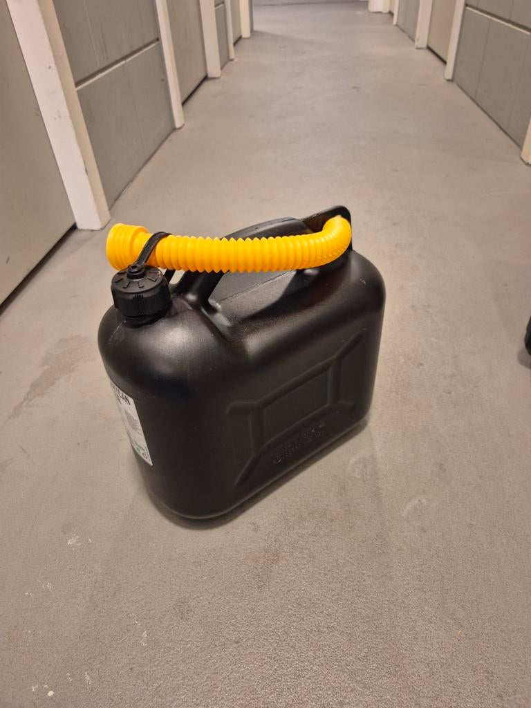 Jerrycan 10 liter met flexibele tuit - Zo goed als nieuw, Ophalen of Verzenden
