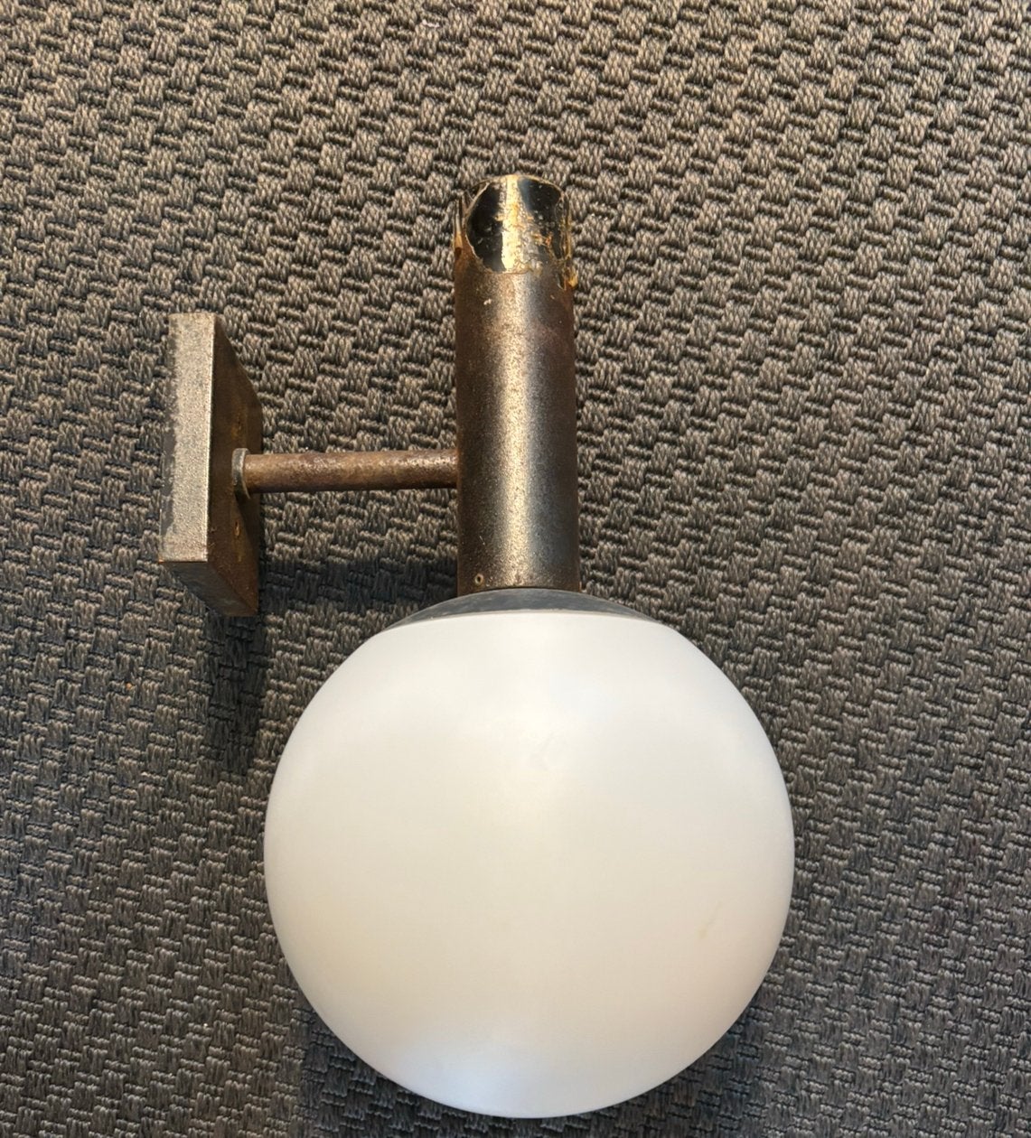 Vintage Raak wandlamp met opaline glazen bol, Gebruikt, Bruin, Glas, Overige merken