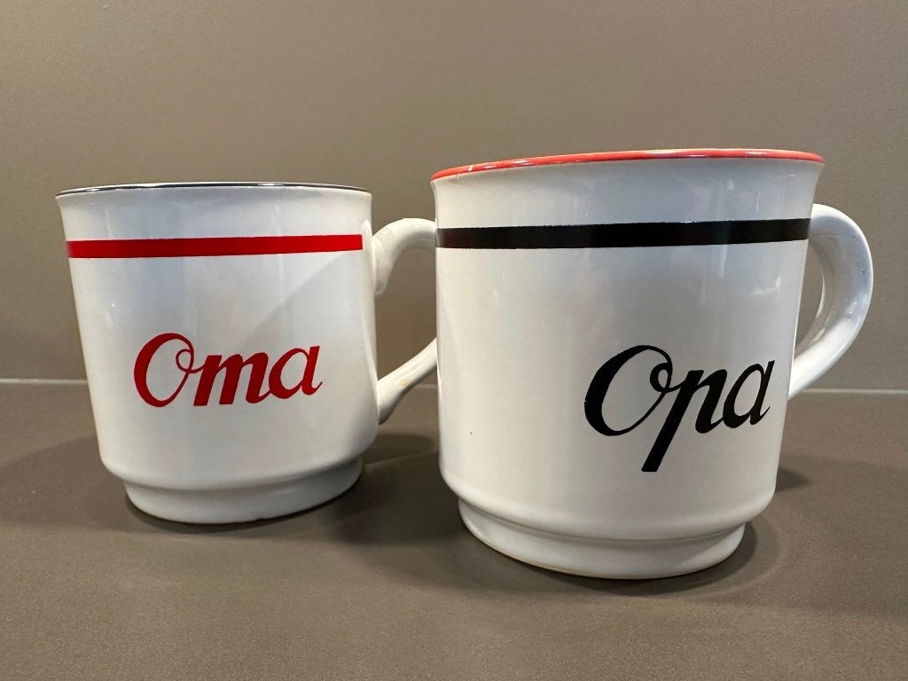 Twee opa en oma mokken, Gebruikt, Ophalen of Verzenden, Overige stijlen, Kop(pen) en/of Schotel(s)