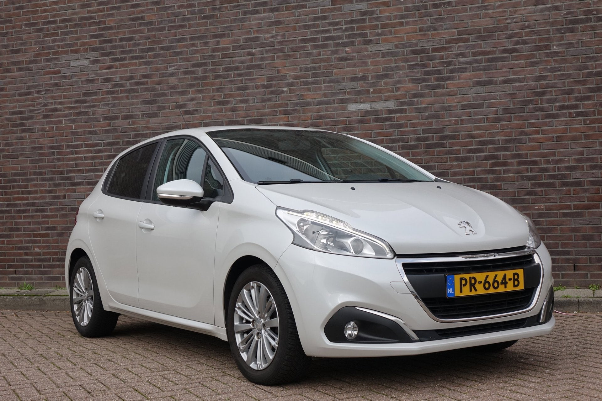 Peugeot 208 1.2 PureTech Allure, Voorwielaandrijving, Gebruikt, 1199 cc, Verwarmde buitenspiegels