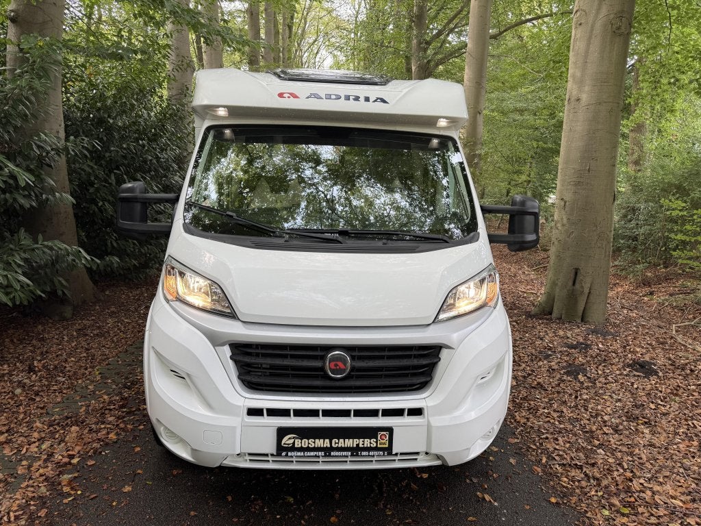 Foto 3 van Adria Coral Axess 600 SC Queensbed 34000 km Airco Topstaat!
