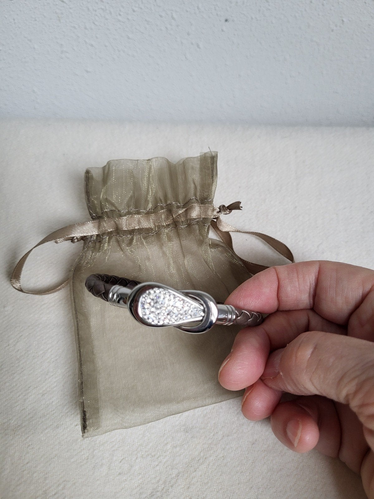 Taupkleurige  gevlochten armband met strass, Overige materialen, Beige, Ophalen of Verzenden, Zo goed als nieuw