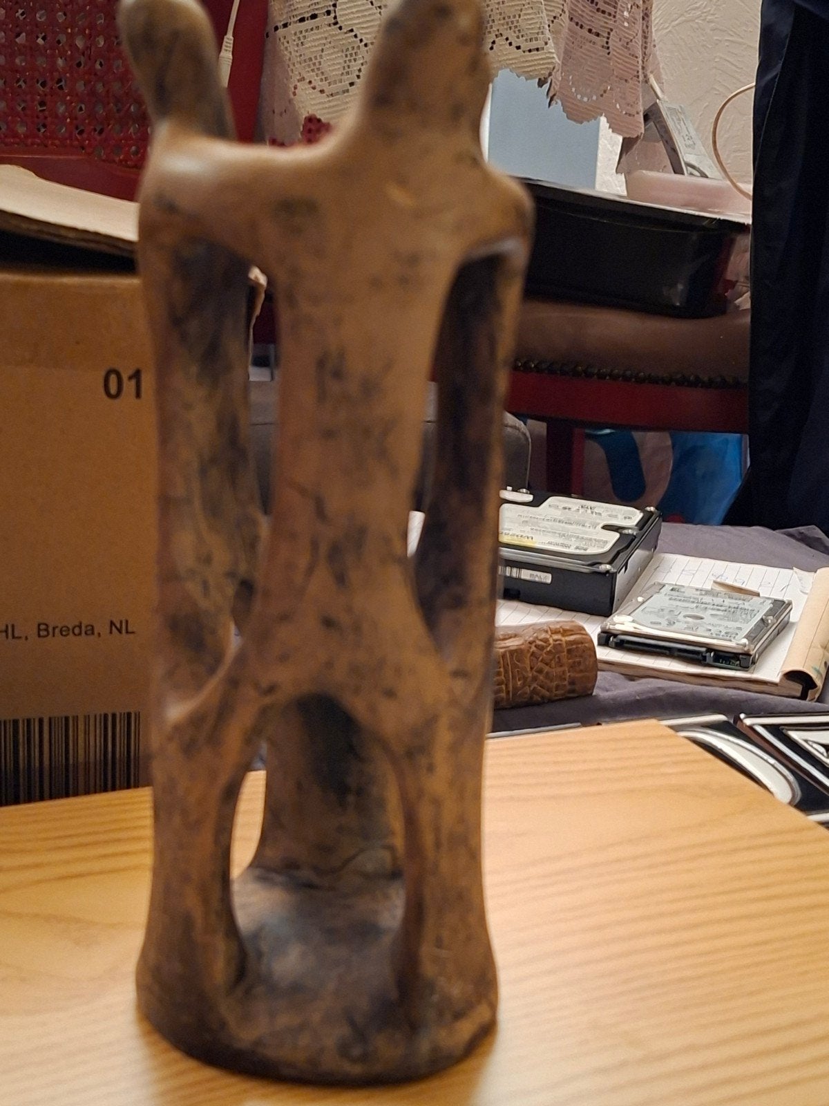 Abstracte sculptuur van twee figuren, Antiek en Kunst, Ophalen, Handgemaakt, 20 - 50 cm, Steen of Keramiek