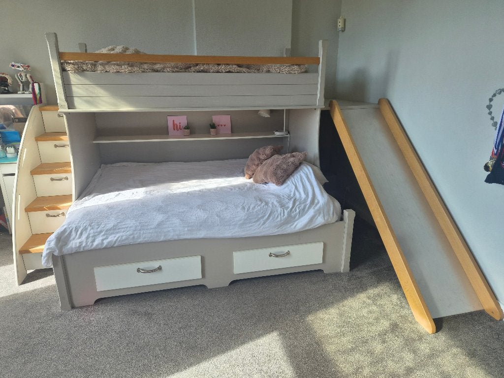 Maatwerk houten stapelbed met glijbaan