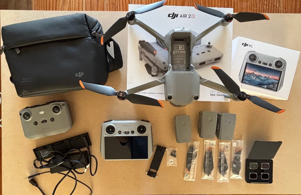 DJI Airs 2S fly more combo + DJI RC RM330, Audio, Tv en Foto, Drones, 5 tot 10 kilometer, Zo goed als nieuw, DJI, Professionele drone