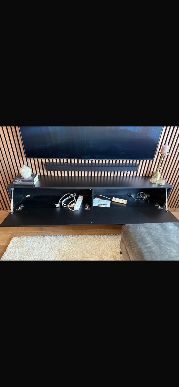 Zwart zwevend tv-meubel - Modern en functioneel, Overige materialen, Ophalen of Verzenden, Zo goed als nieuw, 200 cm of meer