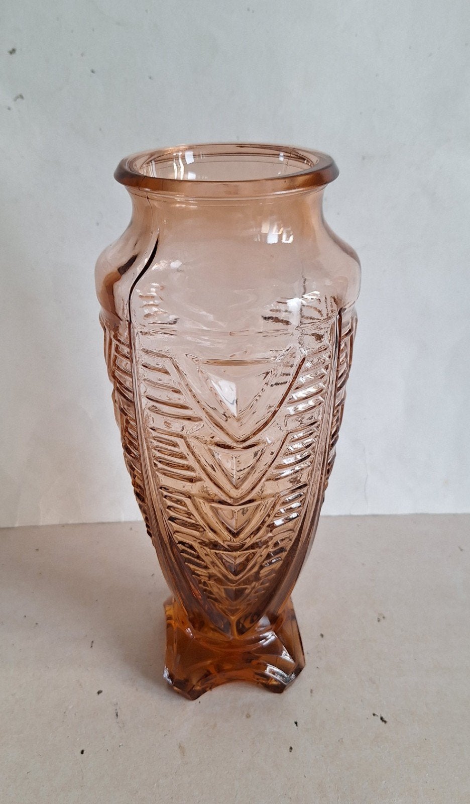 Art Deco Rosaline glazen vaas op voet. Geometrisch patroon., Ophalen of Verzenden