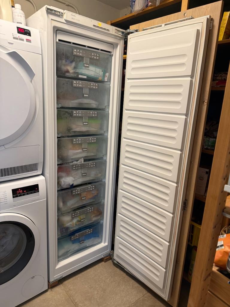 Miele inbouwvriezer, Witgoed en Apparatuur, Vriezers en Diepvrieskisten, Gebruikt, Minder dan 60 cm, 160 cm of meer, Inbouw