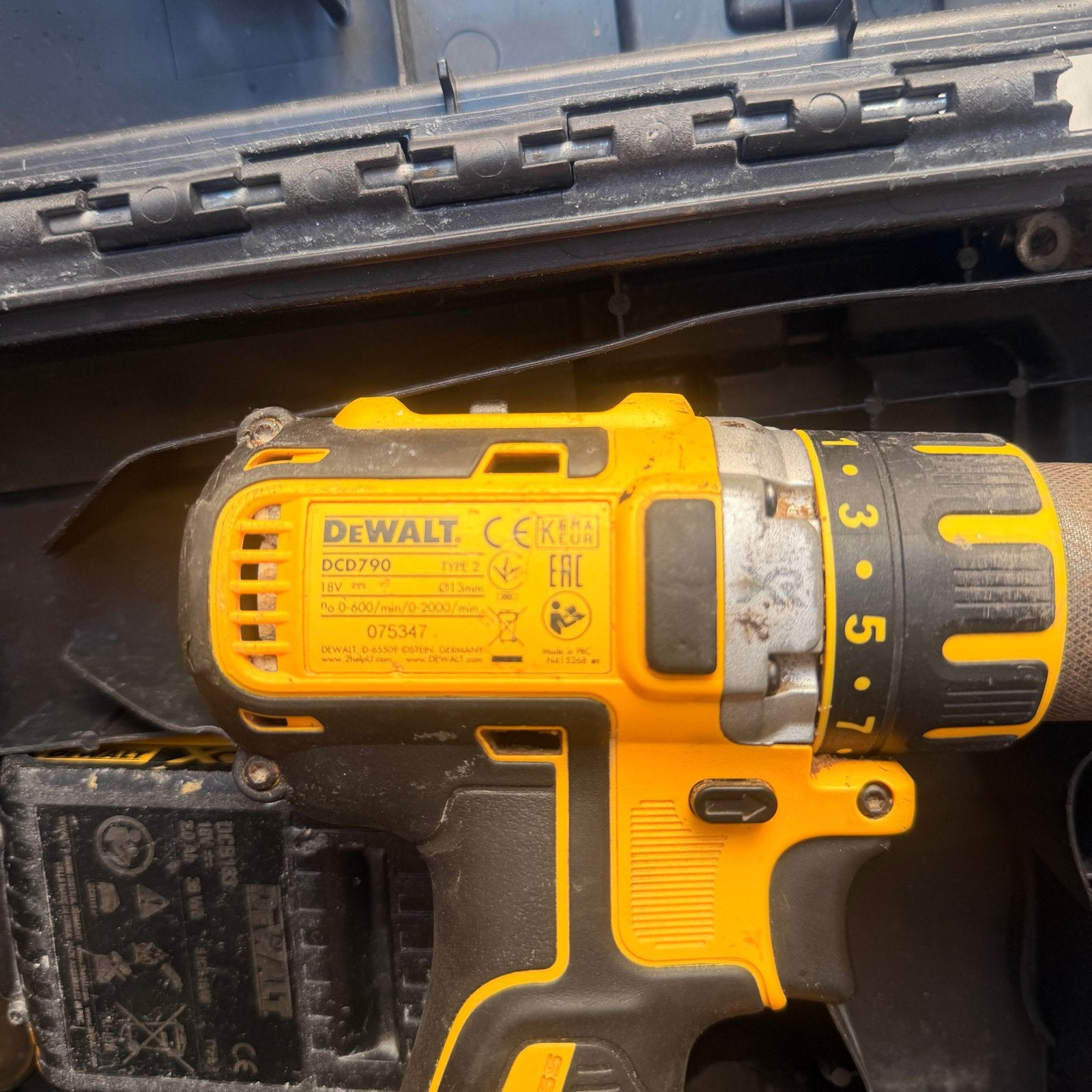 DeWalt DCD790 Accuboormachine met 1 accu en lader, Gebruikt, Variabele snelheid, Ophalen of Verzenden, Boor- en Schroefmachine