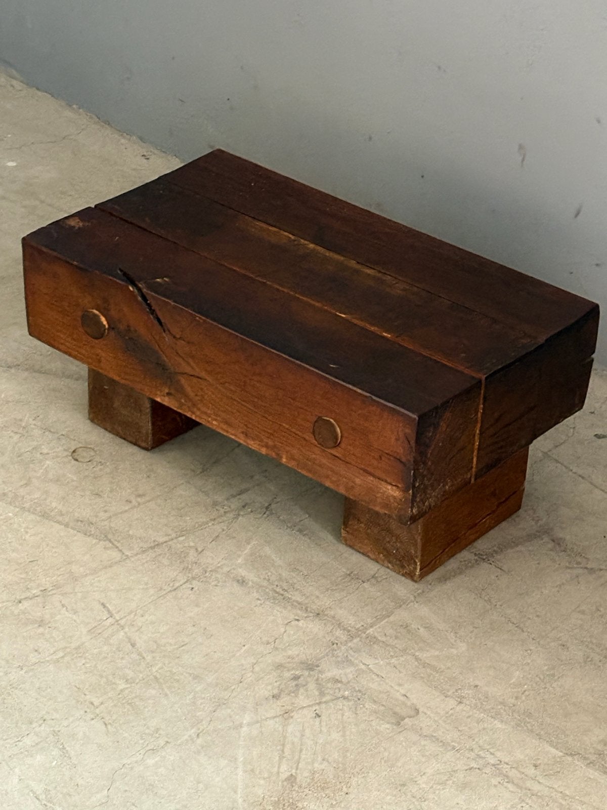 Brutalist houten bijzettafel, Ophalen, Rond, Minder dan 55 cm