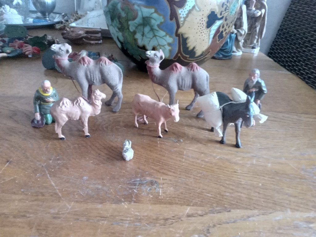 kerstbeeldjes van oude kerstgroepen vermoed soort metaal, Ophalen of Verzenden