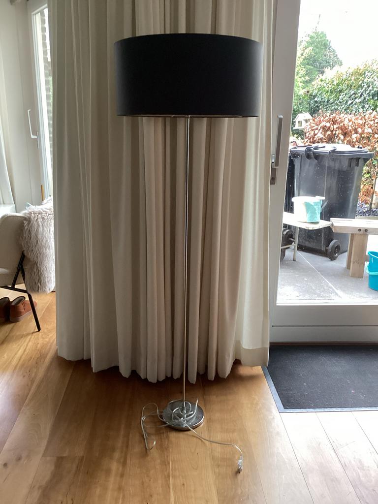 Staande lamp met zwarte kap, Huis en Inrichting, Lampen | Vloerlampen, Ophalen, Gebruikt, Metaal, 100 tot 150 cm
