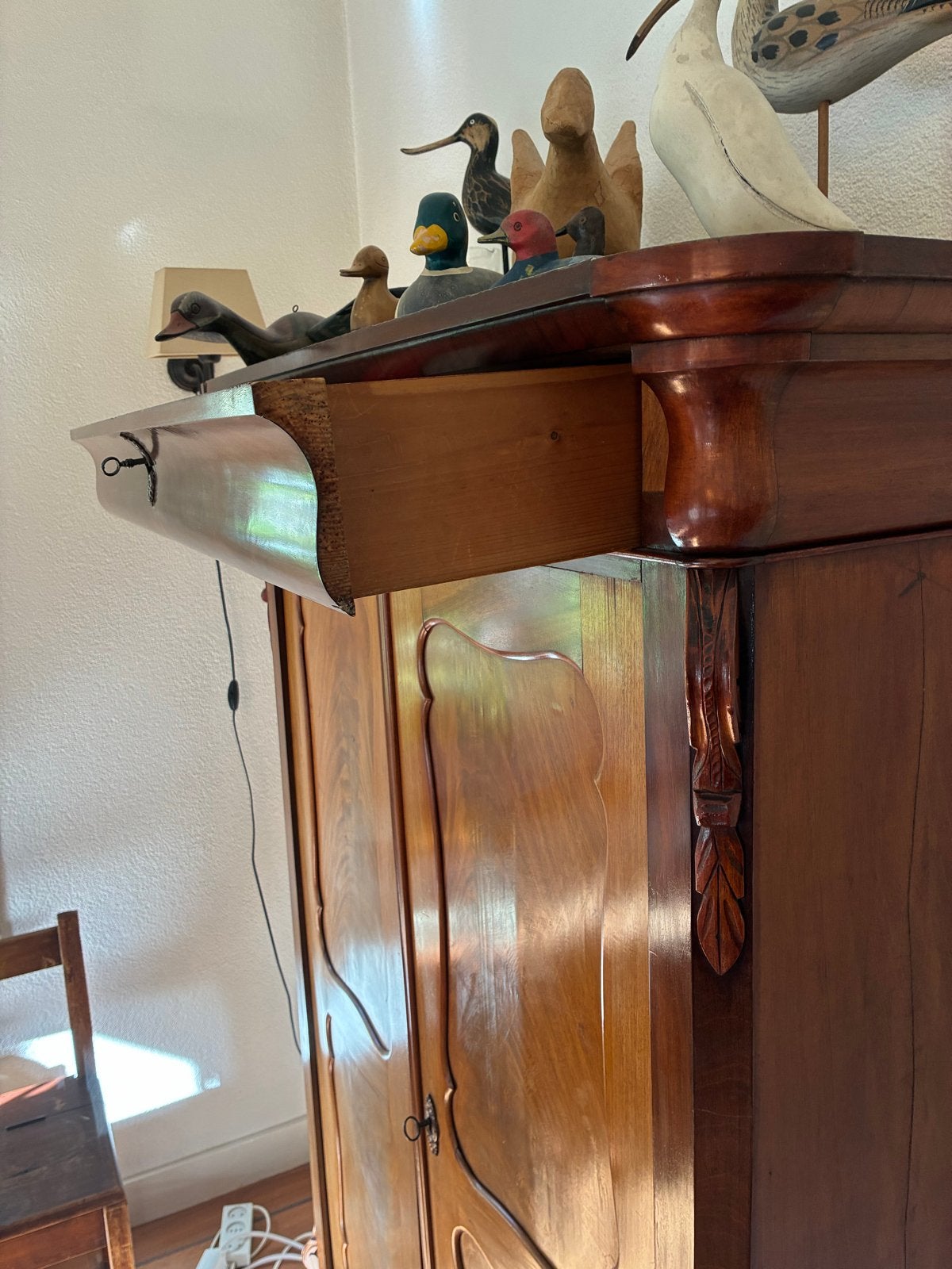 Antieke houten kast met lade en planken, Ophalen
