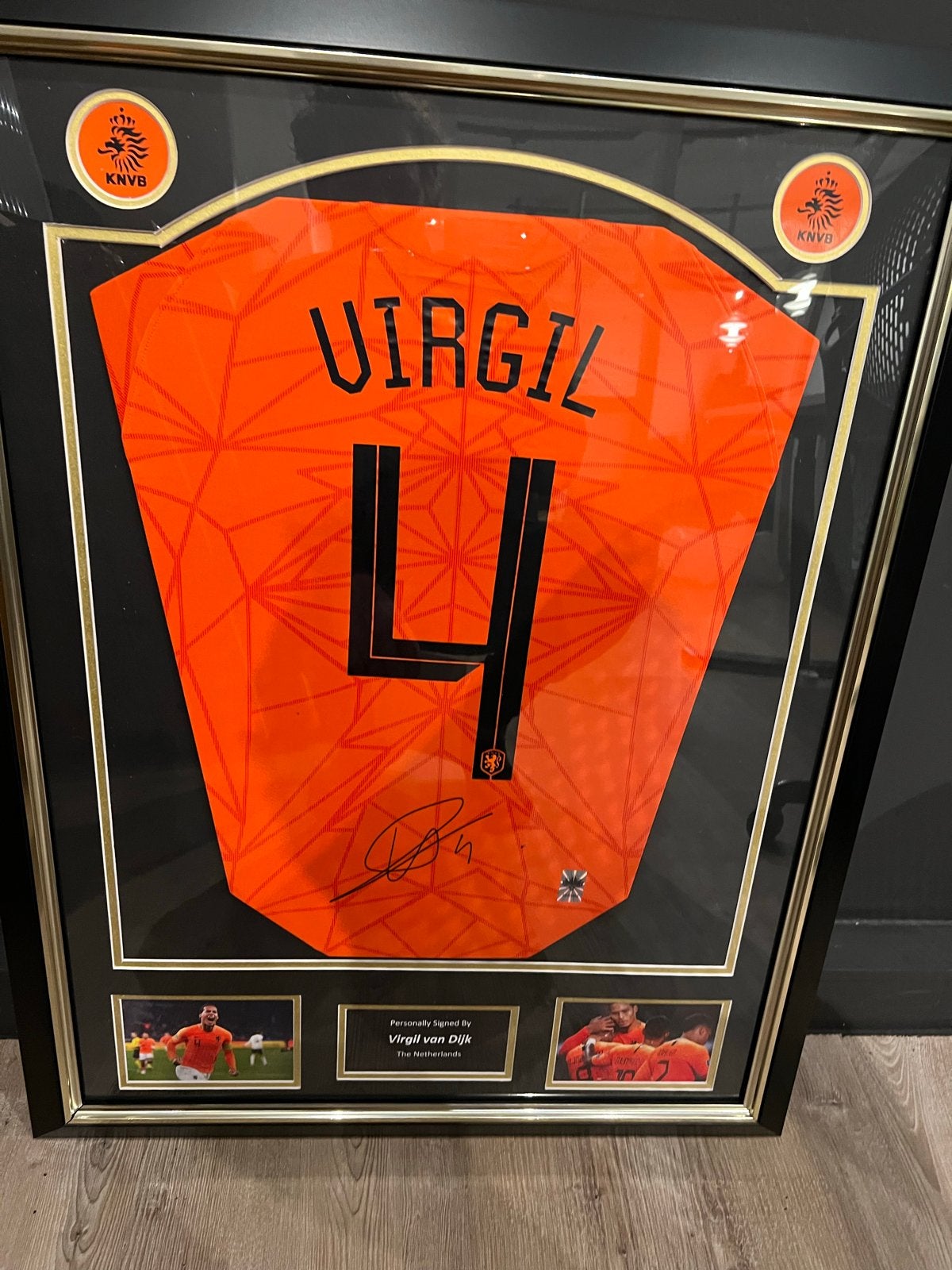 Gesigneerd Oranje shirt Virgil van Dijk - Ingelijst, Ophalen of Verzenden, Zo goed als nieuw, Overige sporten, Shirt