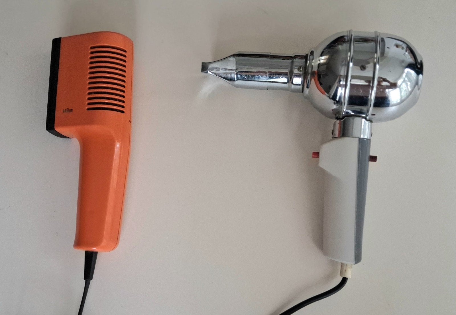 2 vintage haardrogers Braun (oranje) en Wigo, Ophalen of Verzenden, Gebruikt, Föhn of Haardroger