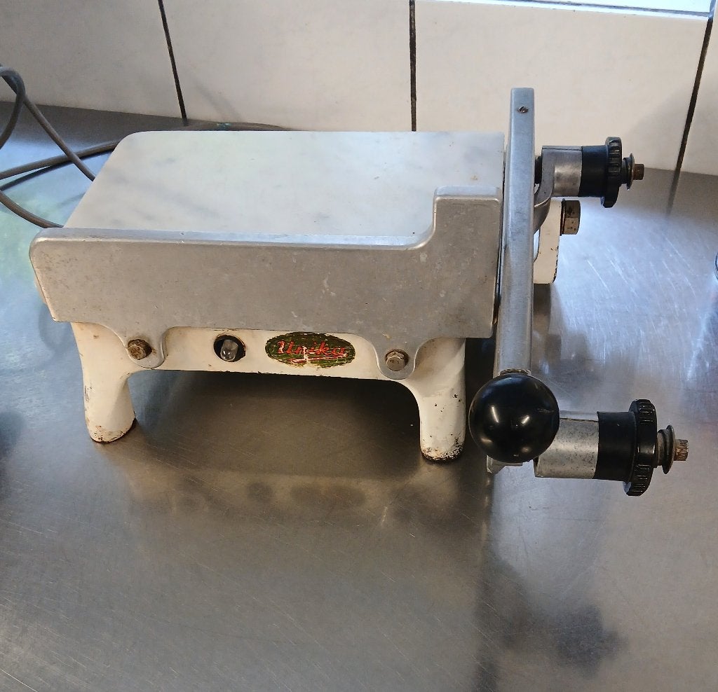 Unika Kaas Snijmachine werkt op 220 V, Ophalen, Gebruikt, Zilver, Metaal