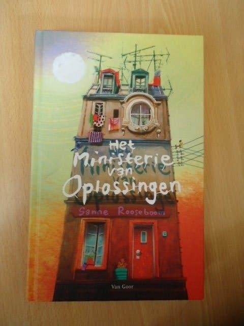 Het Ministerie van Oplossingen, Sanne Rooseboom, Boeken, Ophalen of Verzenden, Zo goed als nieuw, Fictie algemeen
