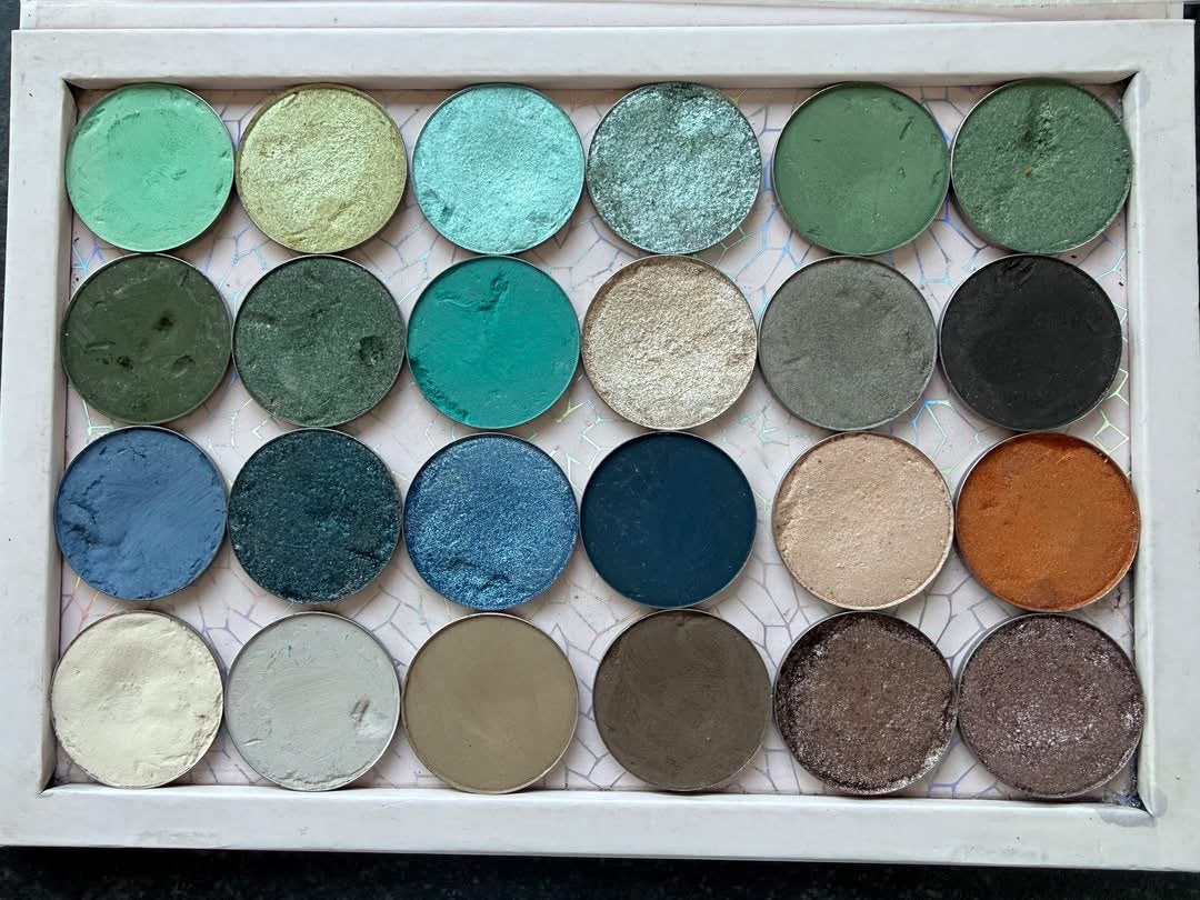 Te koop | L'Oye magnetisch palette + 23 oogschaduws, Ophalen, Overige kleuren, Ogen
