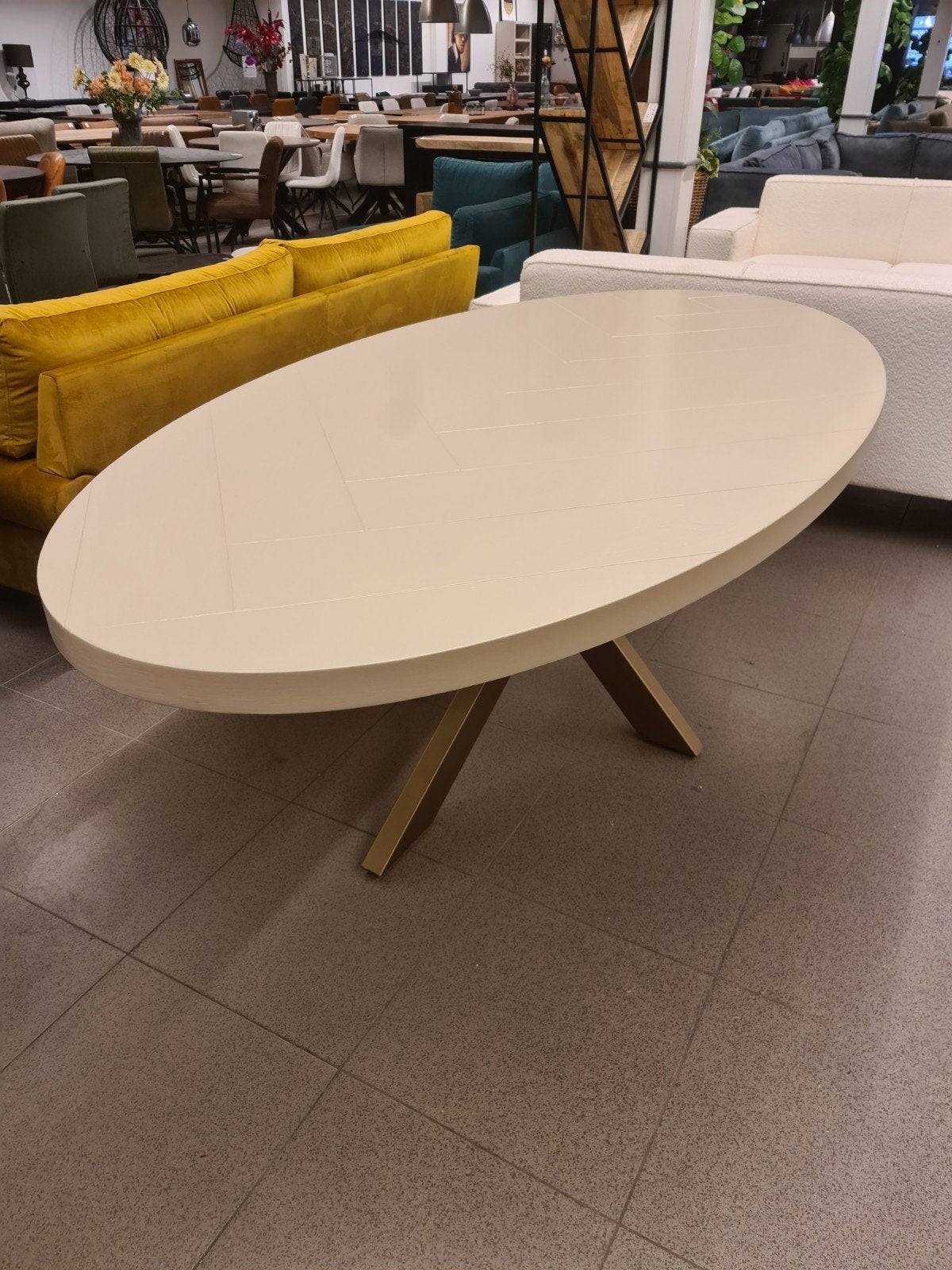 Nieuwe Richmond eettafel ovaal 235x120cm sand visgraat €745, Ophalen, Hout, Meerkleurig, .