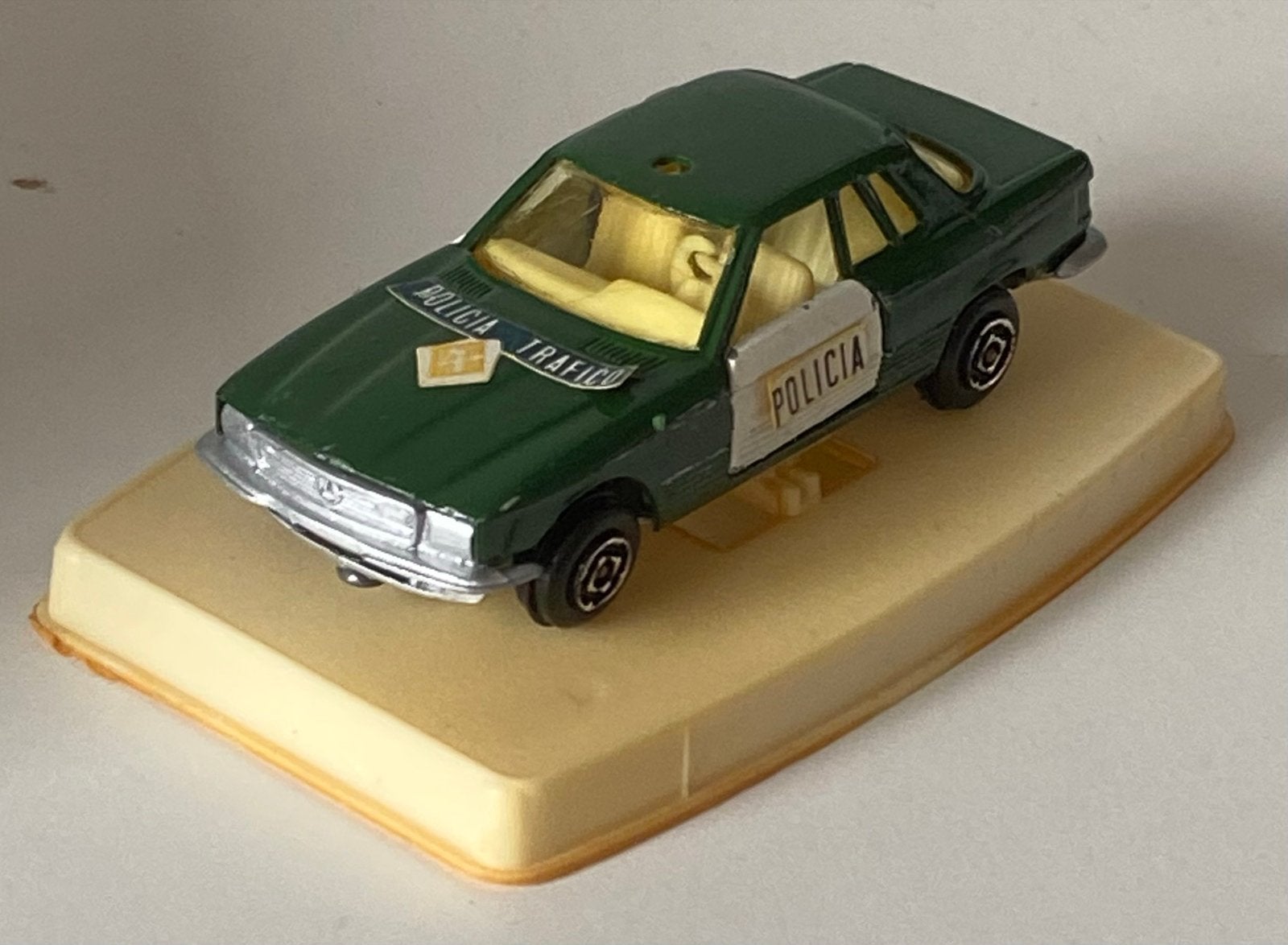 Guisval 1:50 Politieauto met showcase - kleine scheur, Ophalen of Verzenden, Gebruikt, Auto, Overige merken