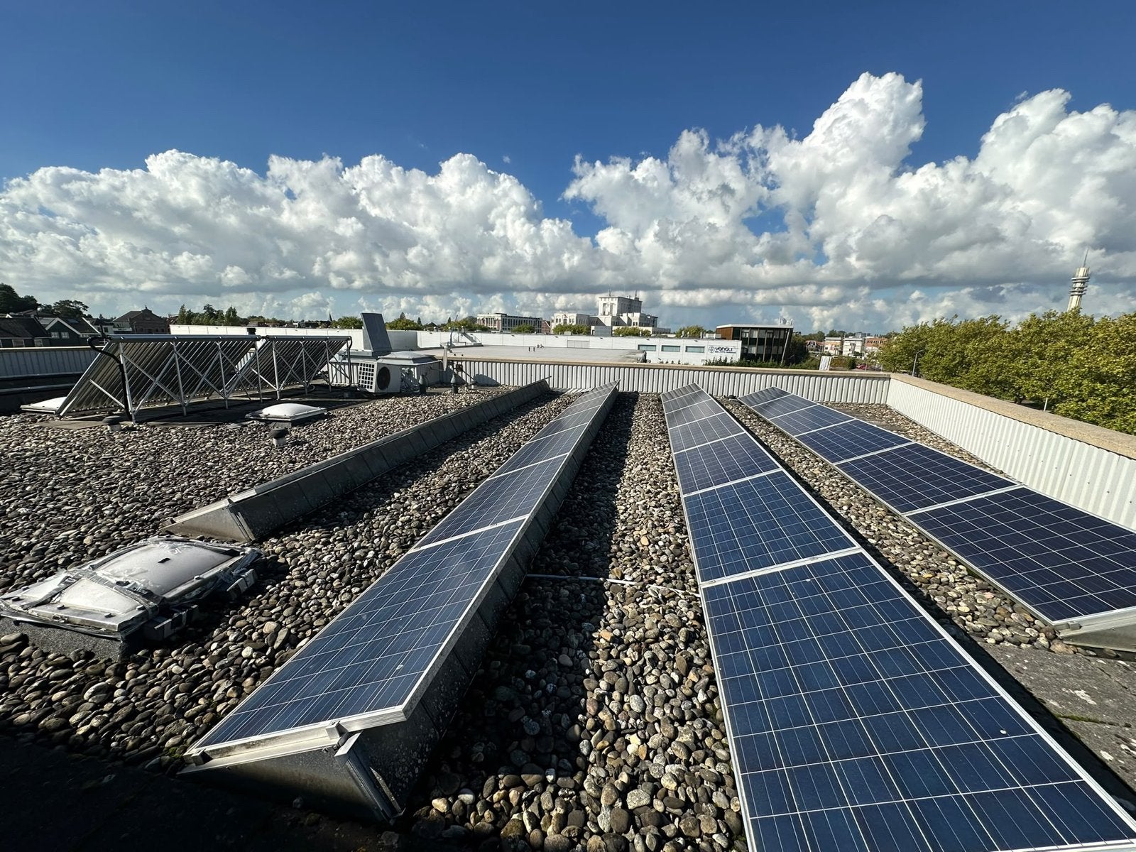Gratis: 40 Zonnepanelen, Omvormer, Warmtepomp & Steunen, Ophalen, Gebruikt, Compleet systeem, 200 wattpiek of meer