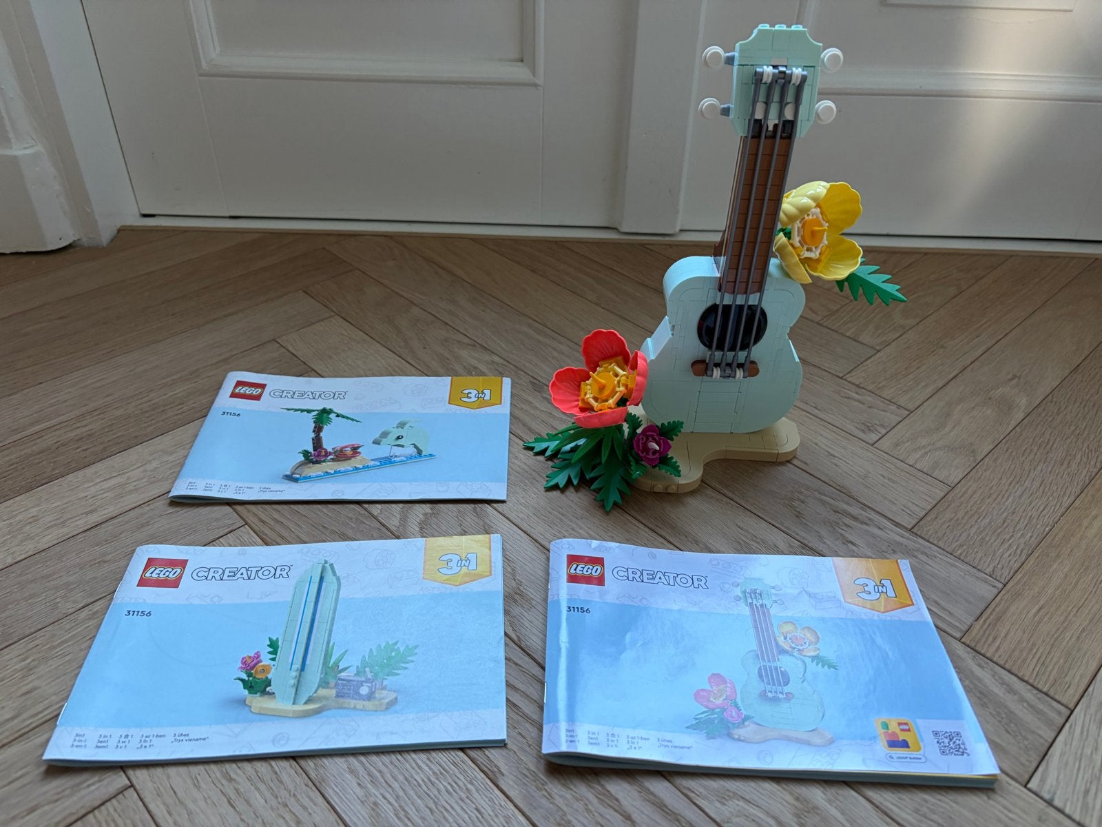 Foto 9 van LEGO Creator 3in1 Tropische Ukelele Dolfijn Surfplank 31156